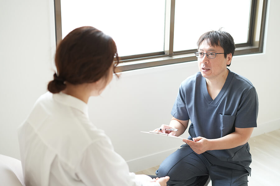 施術後の説明の様子